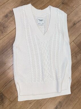 Abercrombie & Fitch Cable Knit Sweater Vest